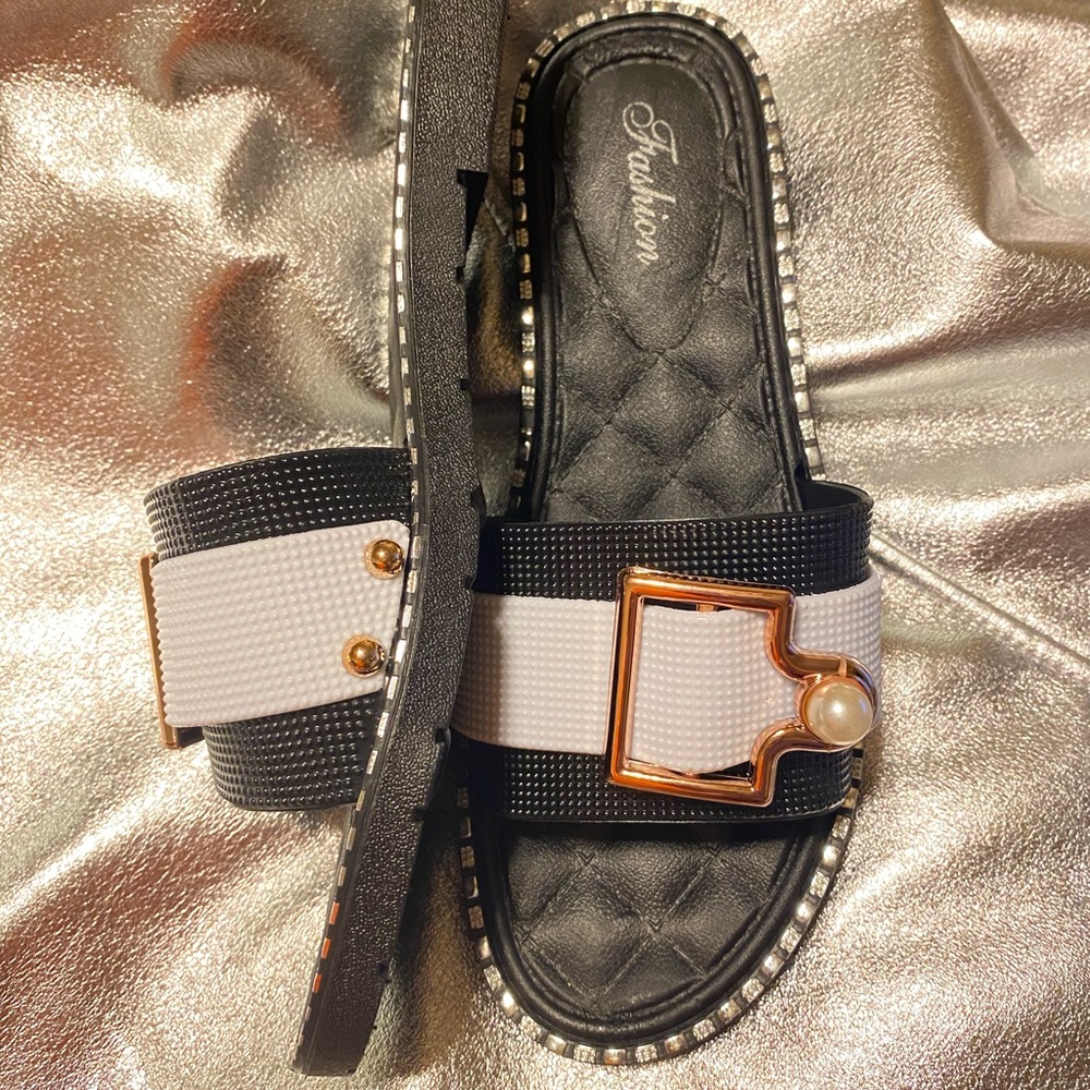 Color block buckle sandal